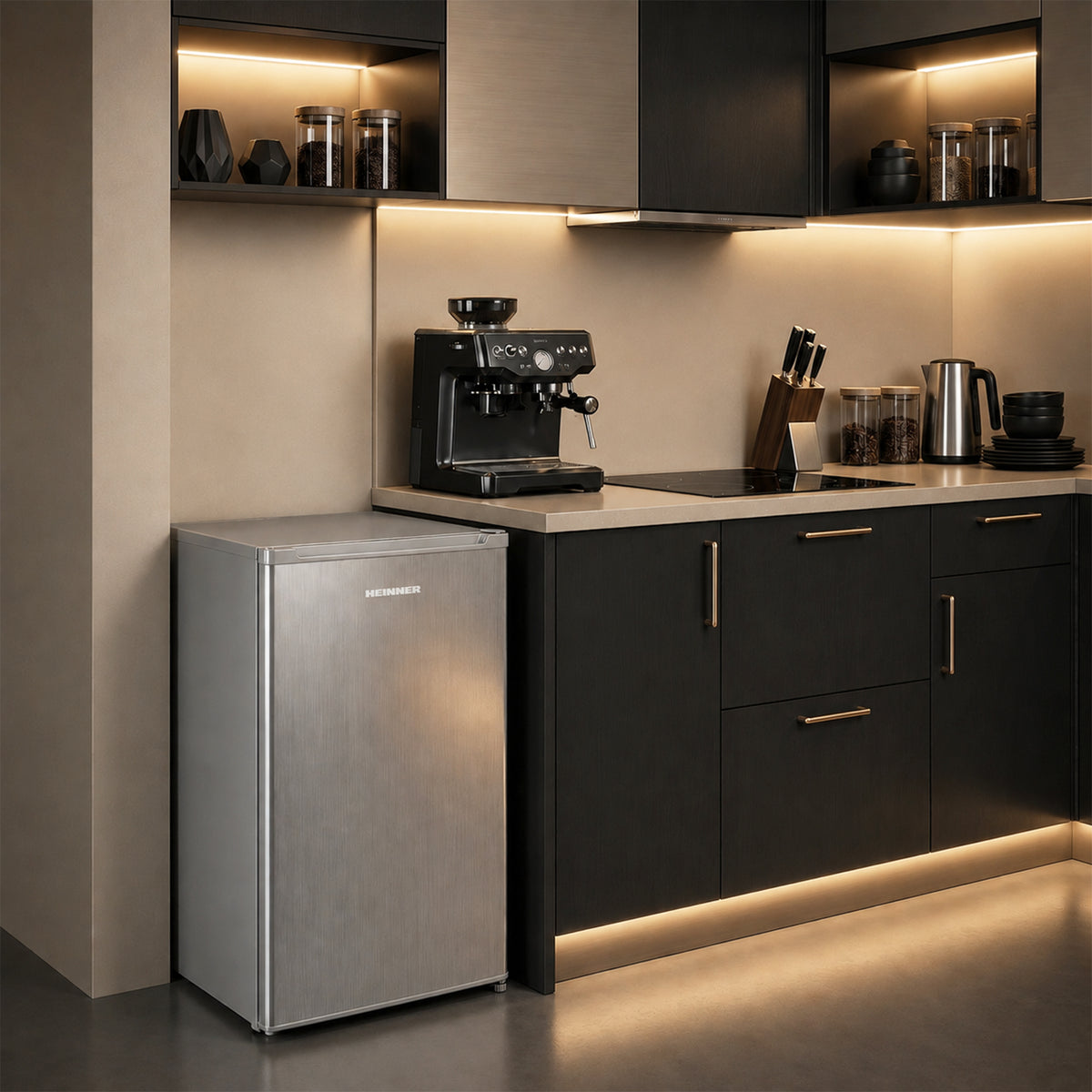 Tischkühlschrank Heinner HF-HM90SE – 90 Liter – LED-Beleuchtung – Wendetür – Energieeffizienzklasse E – Bild 6